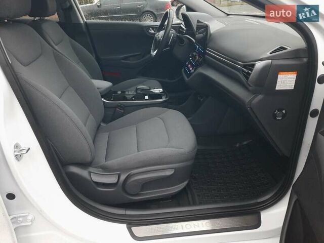 Белый Хендай Ioniq, объемом двигателя 0 л и пробегом 148 тыс. км за 15799 $, фото 49 на Automoto.ua