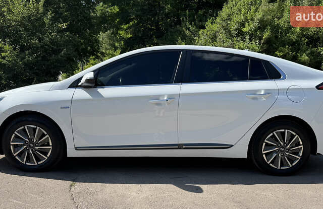 Белый Хендай Ioniq, объемом двигателя 0 л и пробегом 68 тыс. км за 16300 $, фото 6 на Automoto.ua