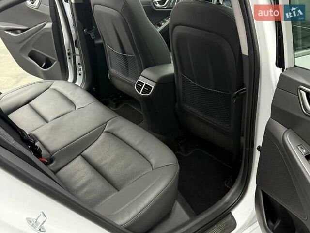 Белый Хендай Ioniq, объемом двигателя 0 л и пробегом 117 тыс. км за 16879 $, фото 35 на Automoto.ua