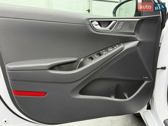 Белый Хендай Ioniq, объемом двигателя 0 л и пробегом 117 тыс. км за 16879 $, фото 13 на Automoto.ua