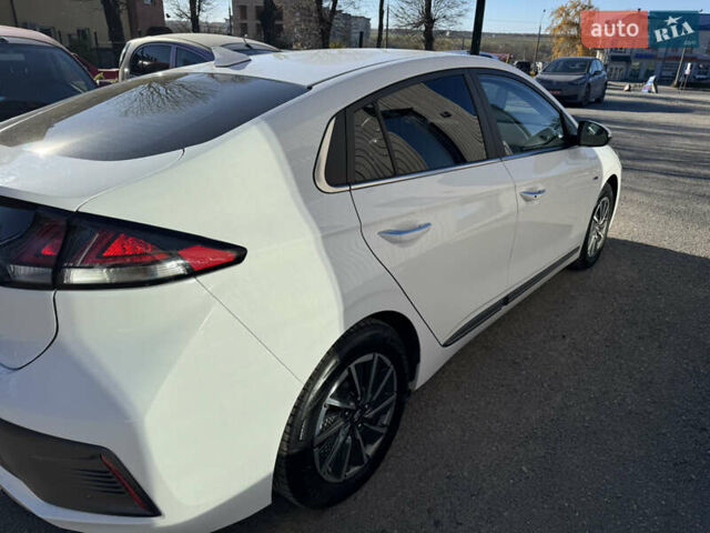 Белый Хендай Ioniq, объемом двигателя 0 л и пробегом 133 тыс. км за 15000 $, фото 3 на Automoto.ua