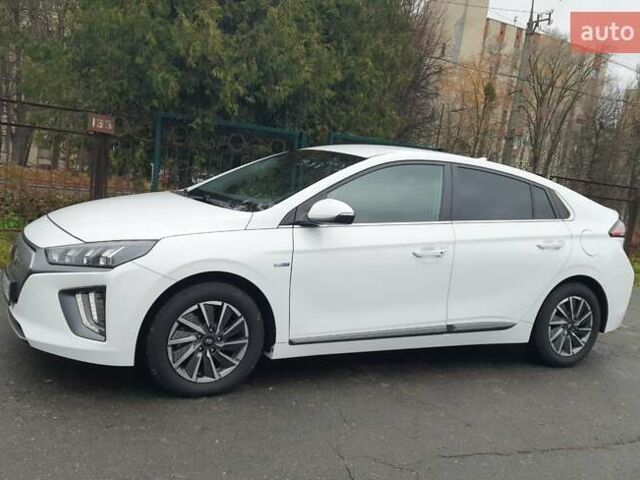 Белый Хендай Ioniq, объемом двигателя 0 л и пробегом 148 тыс. км за 15799 $, фото 2 на Automoto.ua