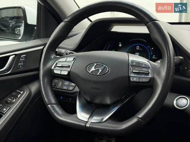 Белый Хендай Ioniq, объемом двигателя 0 л и пробегом 117 тыс. км за 16879 $, фото 19 на Automoto.ua
