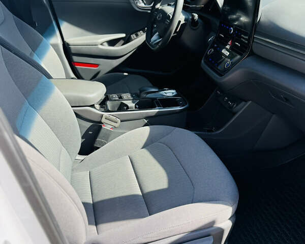 Белый Хендай Ioniq, объемом двигателя 0 л и пробегом 68 тыс. км за 16300 $, фото 17 на Automoto.ua