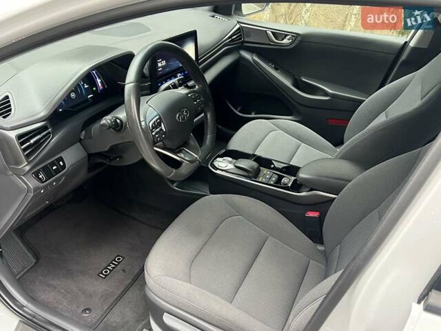 Белый Хендай Ioniq, объемом двигателя 0 л и пробегом 66 тыс. км за 14900 $, фото 14 на Automoto.ua