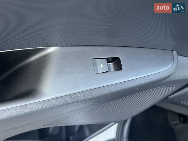 Білий Хендай Ioniq, об'ємом двигуна 0 л та пробігом 130 тис. км за 14799 $, фото 21 на Automoto.ua