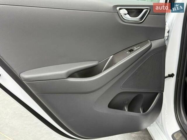 Белый Хендай Ioniq, объемом двигателя 0 л и пробегом 117 тыс. км за 16879 $, фото 30 на Automoto.ua
