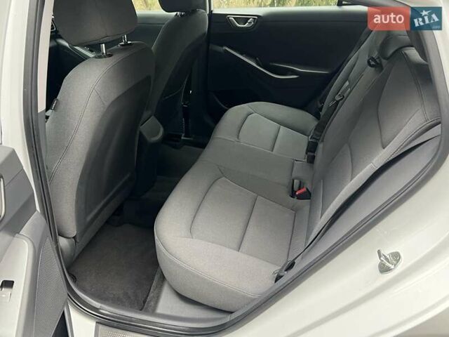 Белый Хендай Ioniq, объемом двигателя 0 л и пробегом 66 тыс. км за 14900 $, фото 16 на Automoto.ua