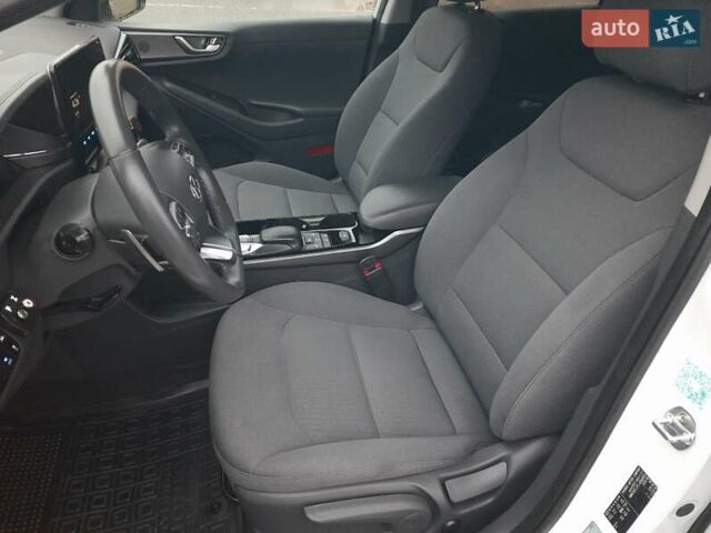 Белый Хендай Ioniq, объемом двигателя 0 л и пробегом 148 тыс. км за 15799 $, фото 33 на Automoto.ua