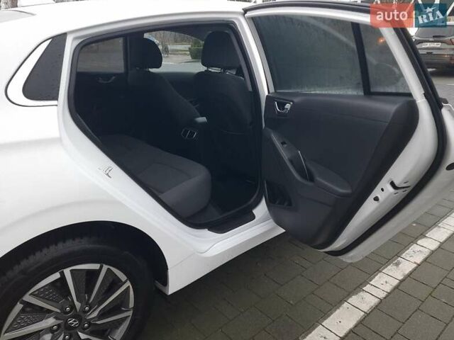Белый Хендай Ioniq, объемом двигателя 0 л и пробегом 148 тыс. км за 15799 $, фото 40 на Automoto.ua