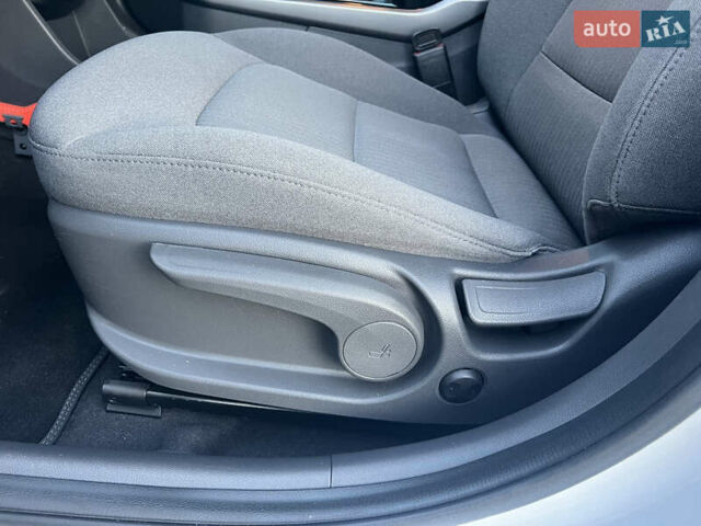 Білий Хендай Ioniq, об'ємом двигуна 0 л та пробігом 130 тис. км за 14799 $, фото 25 на Automoto.ua