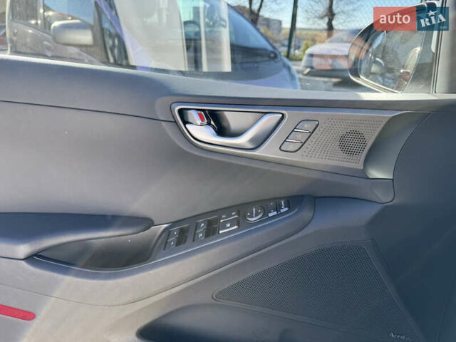 Белый Хендай Ioniq, объемом двигателя 0 л и пробегом 133 тыс. км за 15000 $, фото 19 на Automoto.ua