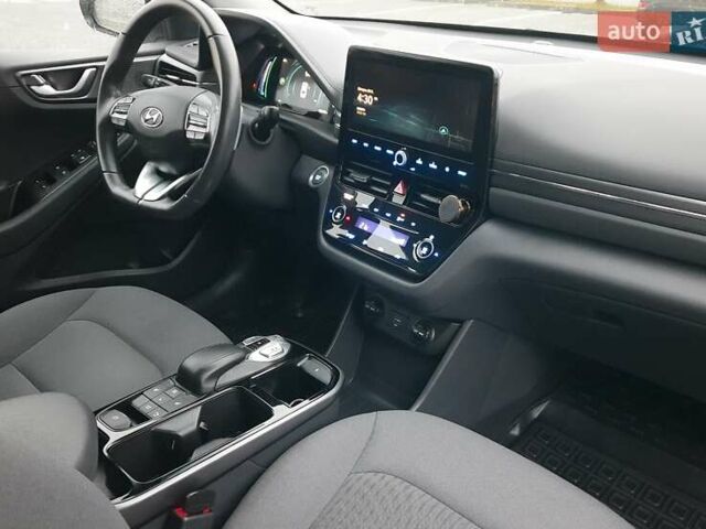 Белый Хендай Ioniq, объемом двигателя 0 л и пробегом 148 тыс. км за 15799 $, фото 51 на Automoto.ua