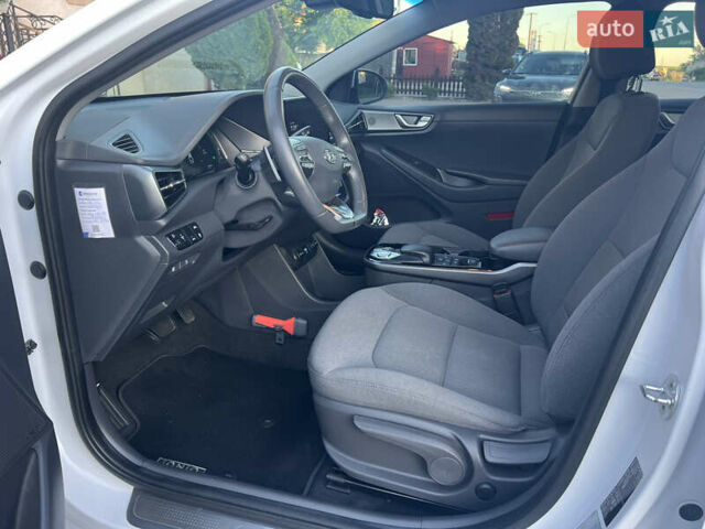 Білий Хендай Ioniq, об'ємом двигуна 0 л та пробігом 130 тис. км за 14799 $, фото 28 на Automoto.ua