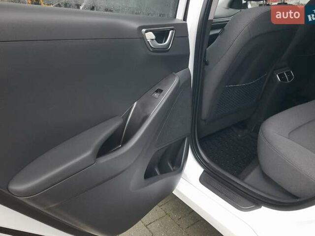 Белый Хендай Ioniq, объемом двигателя 0 л и пробегом 148 тыс. км за 15799 $, фото 35 на Automoto.ua