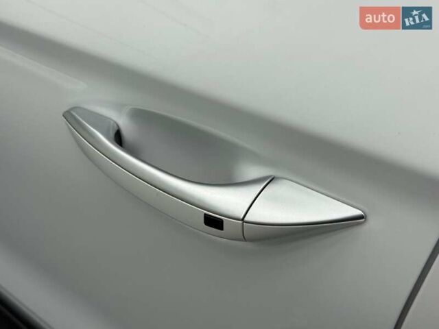 Белый Хендай Ioniq, объемом двигателя 0 л и пробегом 117 тыс. км за 16879 $, фото 6 на Automoto.ua