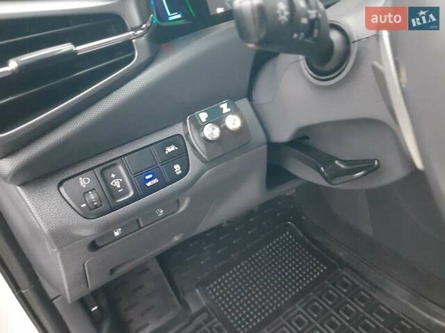 Белый Хендай Ioniq, объемом двигателя 0 л и пробегом 148 тыс. км за 15799 $, фото 24 на Automoto.ua