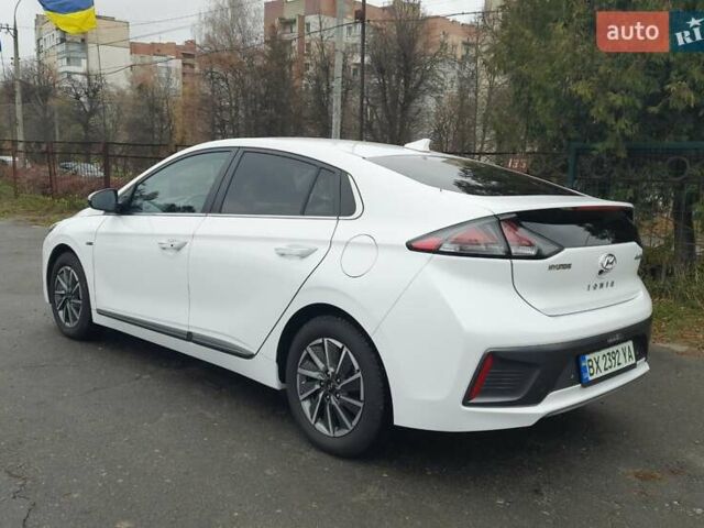 Белый Хендай Ioniq, объемом двигателя 0 л и пробегом 148 тыс. км за 15799 $, фото 5 на Automoto.ua