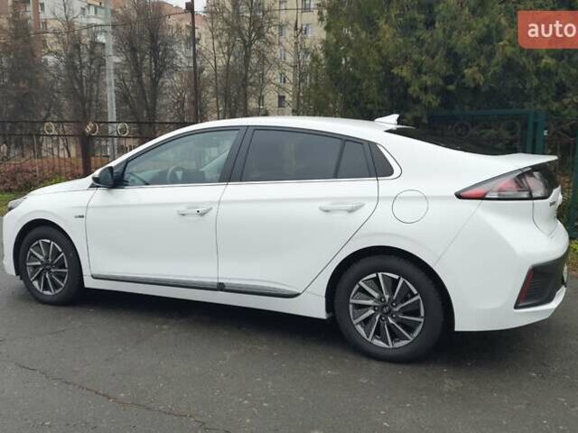 Белый Хендай Ioniq, объемом двигателя 0 л и пробегом 148 тыс. км за 15799 $, фото 4 на Automoto.ua