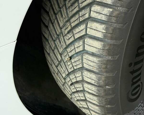 Белый Хендай Ioniq, объемом двигателя 0 л и пробегом 117 тыс. км за 16879 $, фото 12 на Automoto.ua