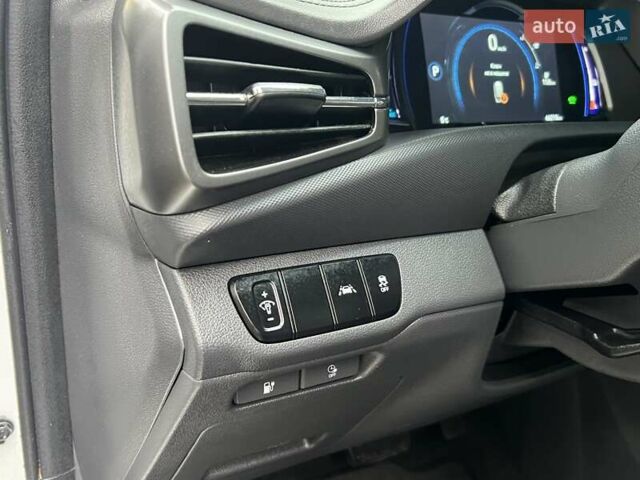Белый Хендай Ioniq, объемом двигателя 0 л и пробегом 66 тыс. км за 14900 $, фото 12 на Automoto.ua