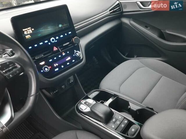 Белый Хендай Ioniq, объемом двигателя 0 л и пробегом 148 тыс. км за 15799 $, фото 29 на Automoto.ua