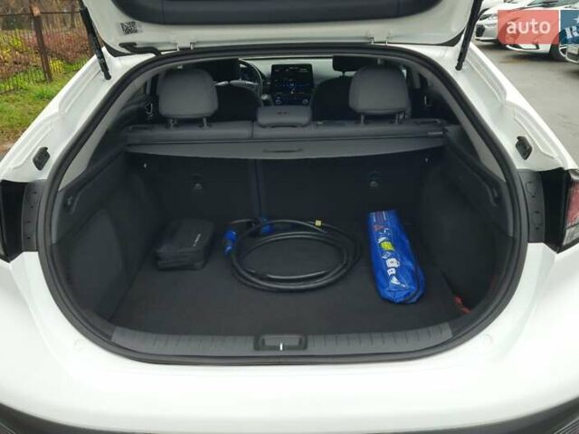 Белый Хендай Ioniq, объемом двигателя 0 л и пробегом 148 тыс. км за 15799 $, фото 15 на Automoto.ua