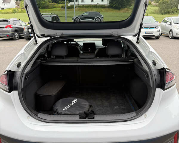 Белый Хендай Ioniq, объемом двигателя 0 л и пробегом 79 тыс. км за 15500 $, фото 18 на Automoto.ua