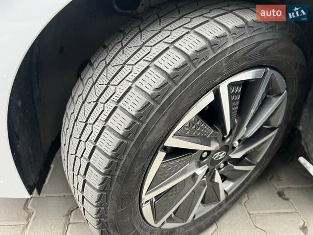 Белый Хендай Ioniq, объемом двигателя 0 л и пробегом 66 тыс. км за 14900 $, фото 6 на Automoto.ua