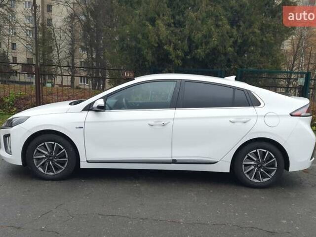 Белый Хендай Ioniq, объемом двигателя 0 л и пробегом 148 тыс. км за 15799 $, фото 3 на Automoto.ua