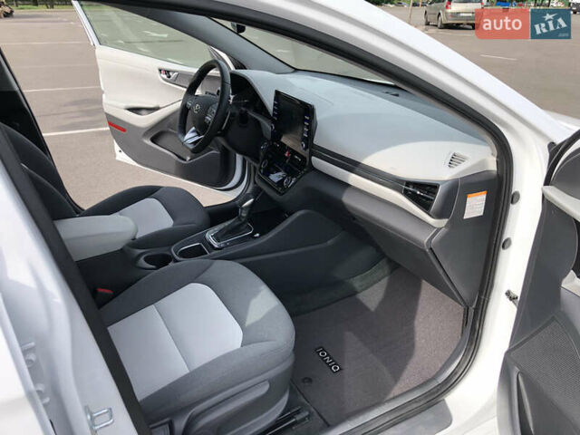 Белый Хендай Ioniq, объемом двигателя 0 л и пробегом 34 тыс. км за 23800 $, фото 2 на Automoto.ua