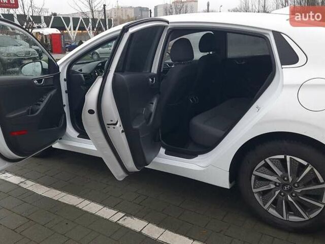 Белый Хендай Ioniq, объемом двигателя 0 л и пробегом 148 тыс. км за 15799 $, фото 16 на Automoto.ua