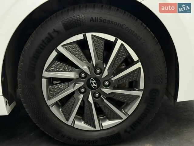 Белый Хендай Ioniq, объемом двигателя 0 л и пробегом 117 тыс. км за 16879 $, фото 10 на Automoto.ua