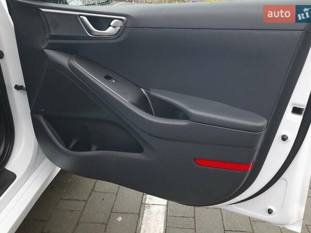 Белый Хендай Ioniq, объемом двигателя 0 л и пробегом 148 тыс. км за 15799 $, фото 46 на Automoto.ua