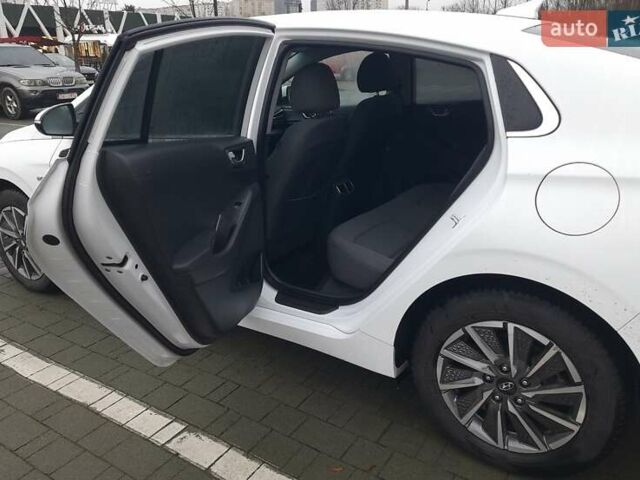 Белый Хендай Ioniq, объемом двигателя 0 л и пробегом 148 тыс. км за 15799 $, фото 34 на Automoto.ua