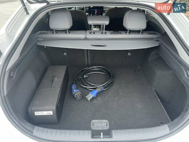 Белый Хендай Ioniq, объемом двигателя 0 л и пробегом 127 тыс. км за 14900 $, фото 12 на Automoto.ua