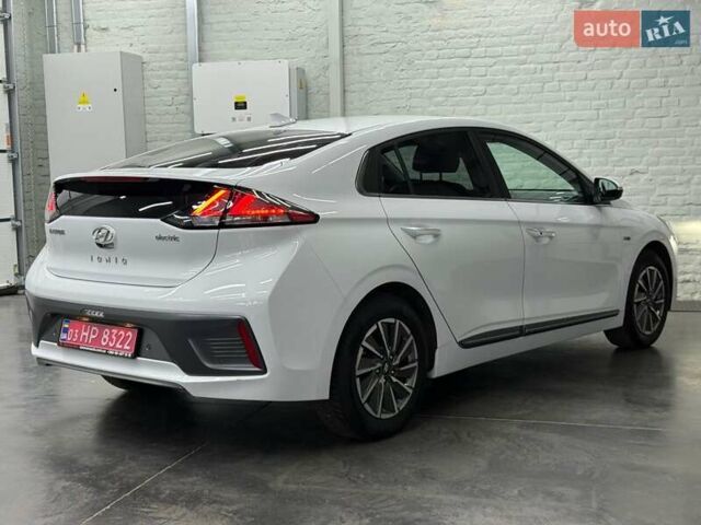 Белый Хендай Ioniq, объемом двигателя 0 л и пробегом 117 тыс. км за 16879 $, фото 5 на Automoto.ua