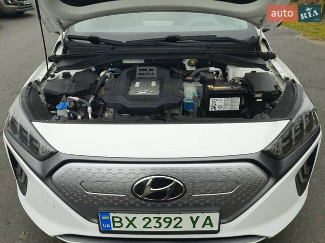 Белый Хендай Ioniq, объемом двигателя 0 л и пробегом 148 тыс. км за 15799 $, фото 14 на Automoto.ua