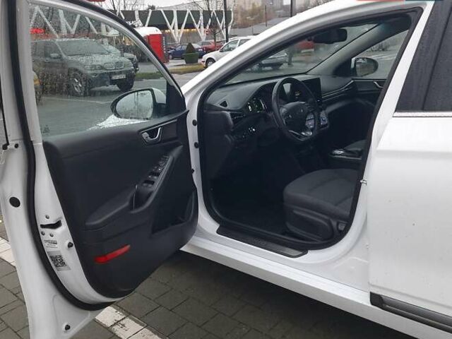 Белый Хендай Ioniq, объемом двигателя 0 л и пробегом 148 тыс. км за 15799 $, фото 17 на Automoto.ua