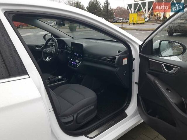 Белый Хендай Ioniq, объемом двигателя 0 л и пробегом 148 тыс. км за 15799 $, фото 47 на Automoto.ua