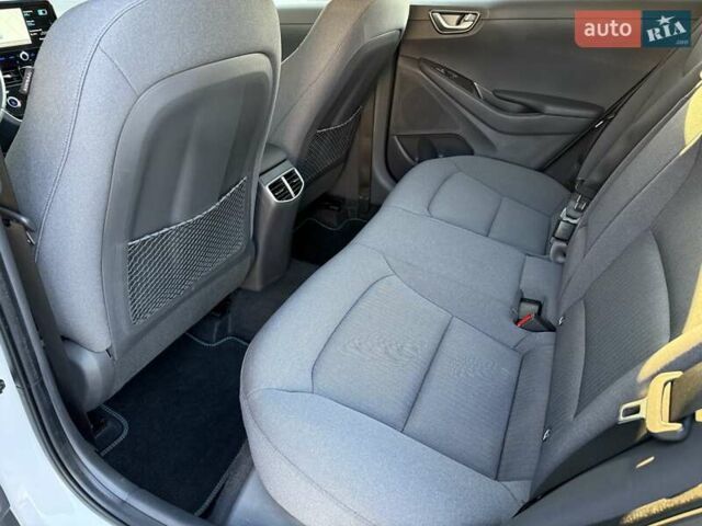 Белый Хендай Ioniq, объемом двигателя 0 л и пробегом 102 тыс. км за 15700 $, фото 11 на Automoto.ua