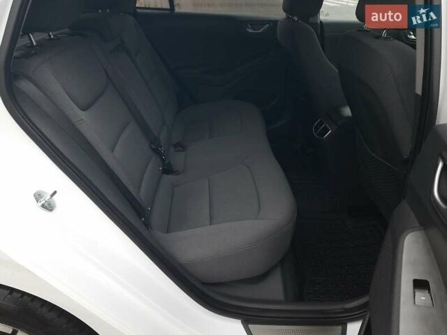 Белый Хендай Ioniq, объемом двигателя 0 л и пробегом 148 тыс. км за 15799 $, фото 43 на Automoto.ua