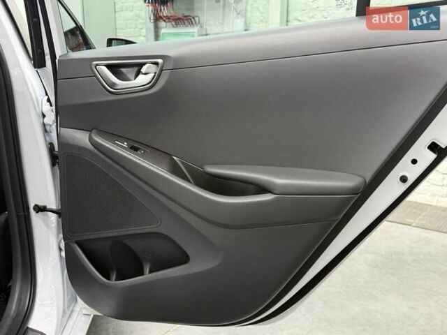 Белый Хендай Ioniq, объемом двигателя 0 л и пробегом 117 тыс. км за 16879 $, фото 34 на Automoto.ua