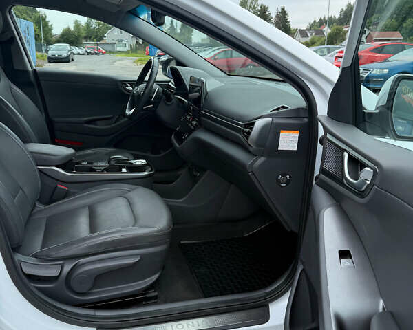 Белый Хендай Ioniq, объемом двигателя 0 л и пробегом 79 тыс. км за 15500 $, фото 6 на Automoto.ua