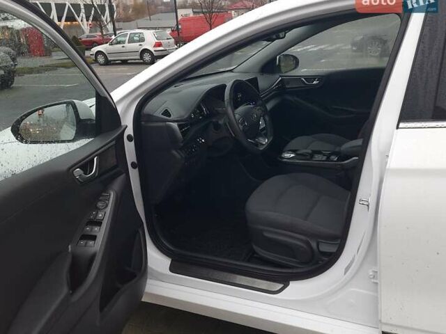 Белый Хендай Ioniq, объемом двигателя 0 л и пробегом 148 тыс. км за 15799 $, фото 21 на Automoto.ua