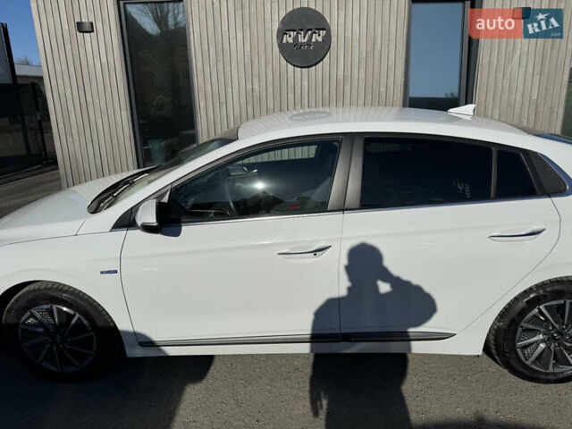 Белый Хендай Ioniq, объемом двигателя 0 л и пробегом 133 тыс. км за 15000 $, фото 8 на Automoto.ua