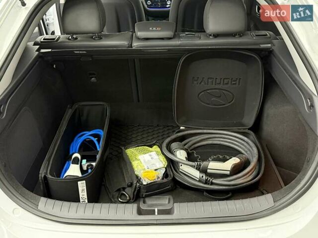 Белый Хендай Ioniq, объемом двигателя 0 л и пробегом 117 тыс. км за 16879 $, фото 38 на Automoto.ua