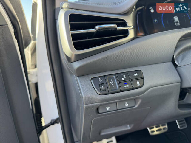Белый Хендай Ioniq, объемом двигателя 0 л и пробегом 133 тыс. км за 15000 $, фото 15 на Automoto.ua