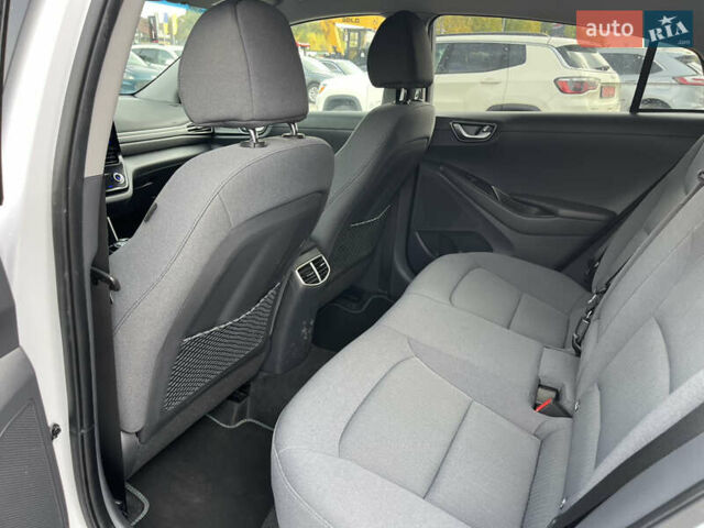 Белый Хендай Ioniq, объемом двигателя 0 л и пробегом 73 тыс. км за 15650 $, фото 15 на Automoto.ua