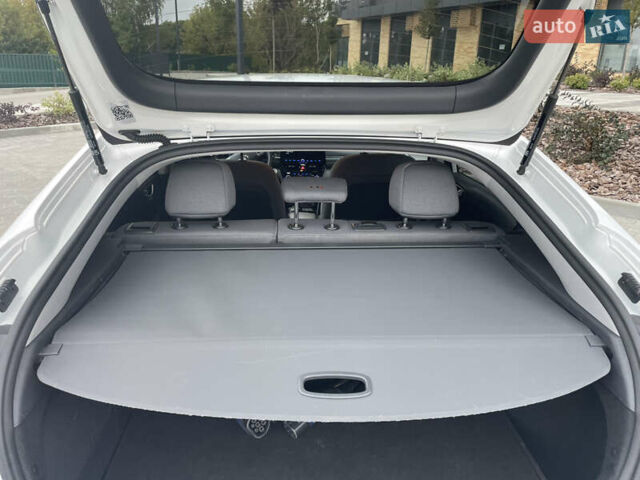 Белый Хендай Ioniq, объемом двигателя 0 л и пробегом 127 тыс. км за 14900 $, фото 13 на Automoto.ua